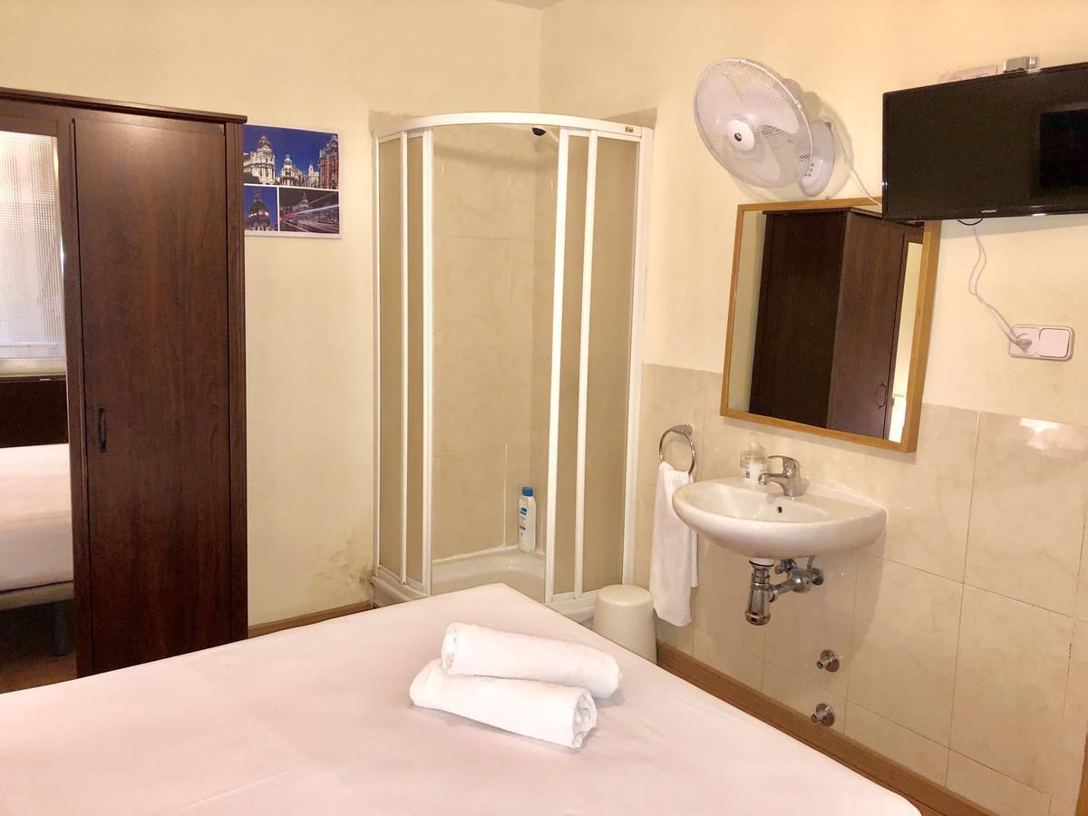 Hostal Arriaza Madrid Buitenkant foto