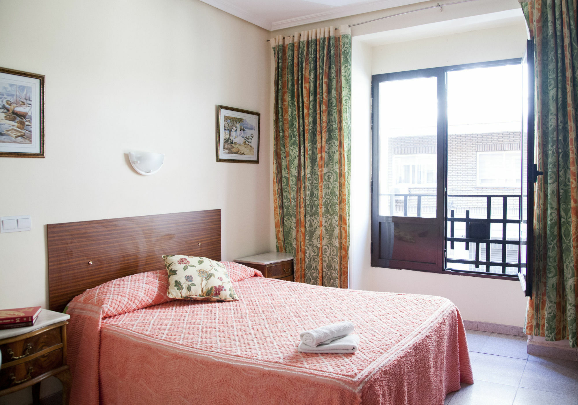 Hostal Arriaza Madrid Buitenkant foto
